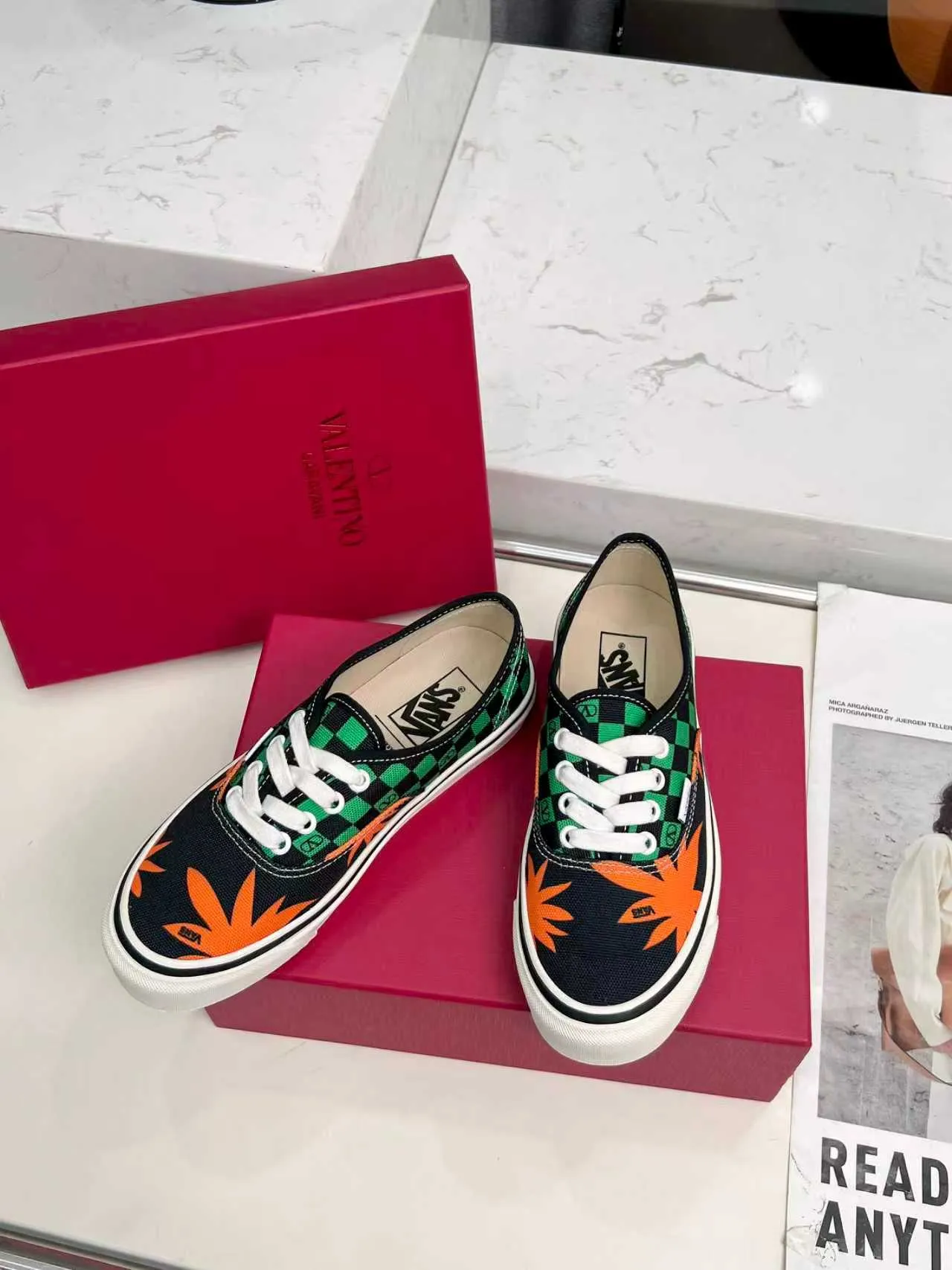 [Valentino Giving classic shoes a personality that spans the ages. Many celebrities - Jolin Tsai. Yang Zi. Liu Wen. Ma Baiquan. Choi Soobin. freen. Song Zuer. JJ Lin. zel. Cecilia Cheung. shark. Xin Yunlai...same style.